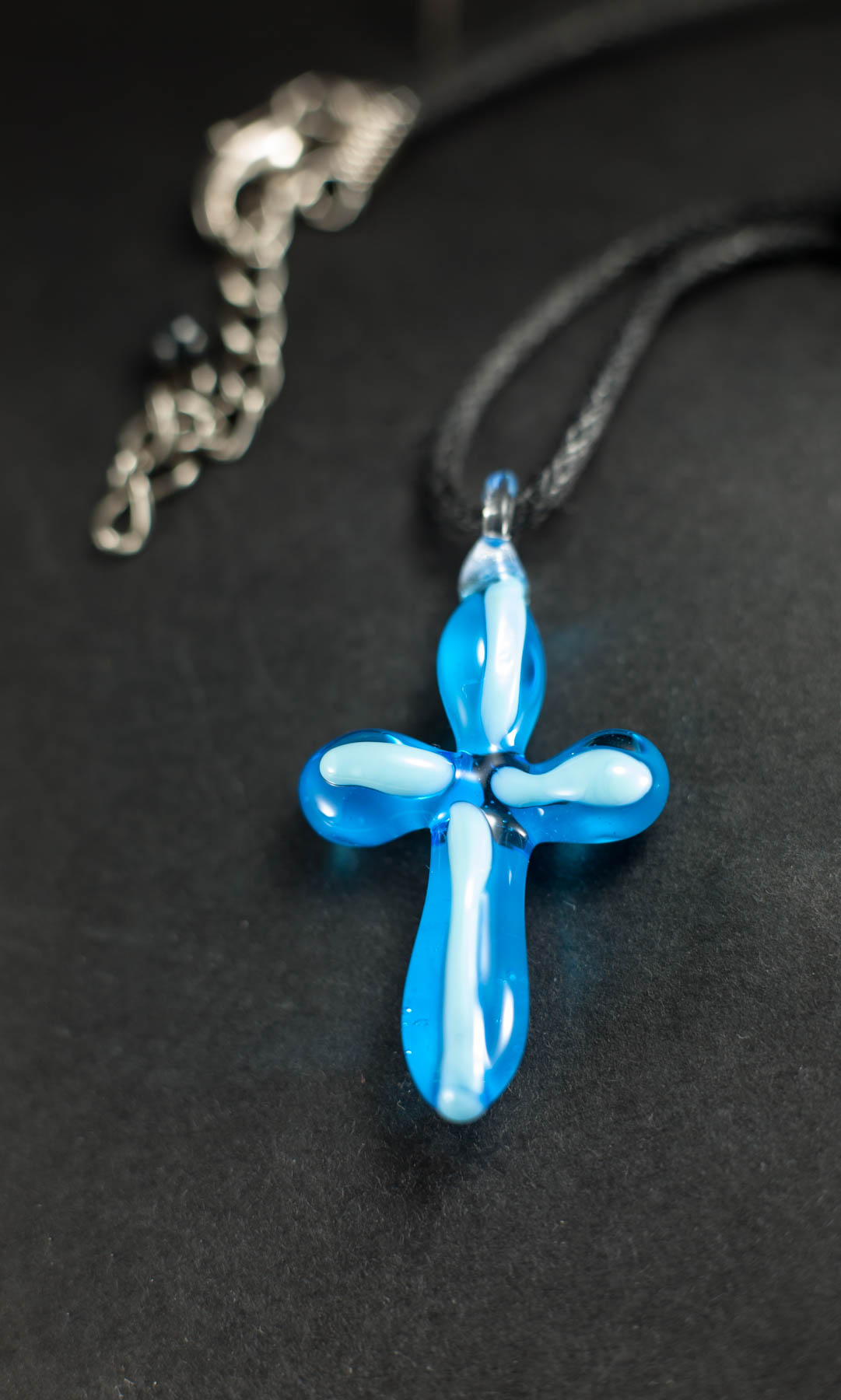 Ogrlica Križ prozirno plava s bijelim